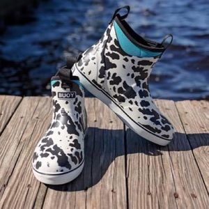 Brand new in box to large for me. Size 9